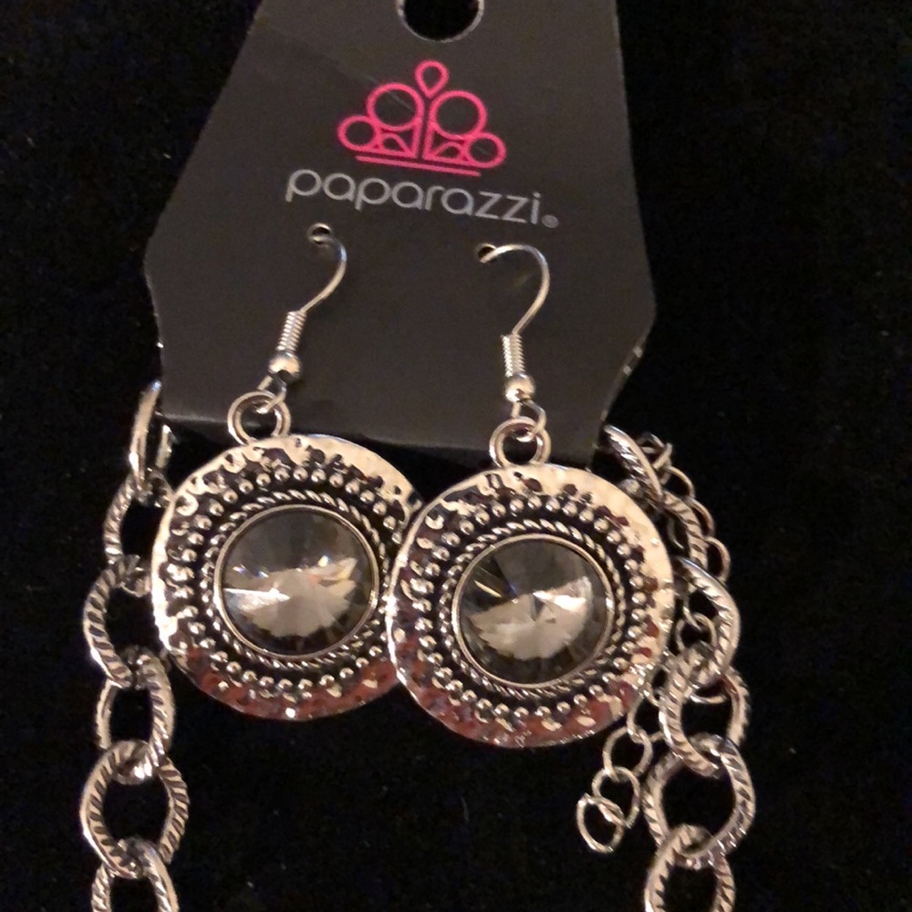 ๐Paparazzi Hammered-Look Jeweled Necklace and Earrings Set With Bonus Ring - Picture 3 of 4